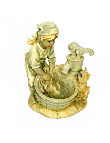 FUENTE DE FIGURA DE NIÑA