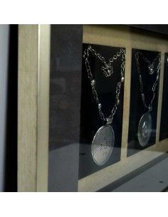 CUADRO DECORADO CON COLLARES 50x80 2