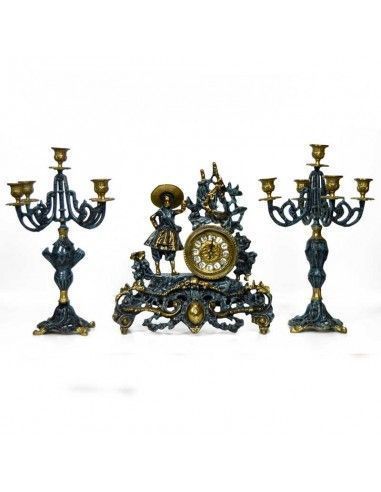 RELOJ DE SOBREMESA CON CANDELABROS DE BRONCE