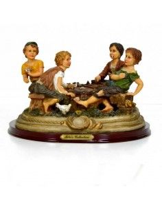 FIGURA NIÑOS JUGANDO A LAS CARTAS