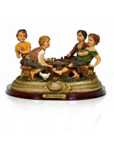 FIGURA NIÑOS JUGANDO A LAS CARTAS