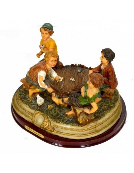 FIGURA NIÑOS JUGANDO A LAS CARTAS