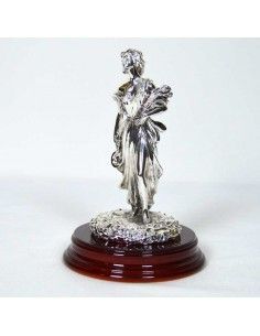 FIGURA DE MUJER DE ESTACION 2
