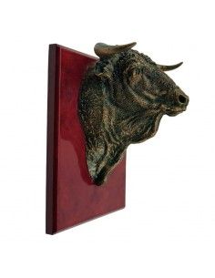 CABEZA DE TORO SOBRE MADERA...