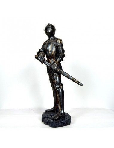 FIGURA DE GUERRERO CON ARMADURA