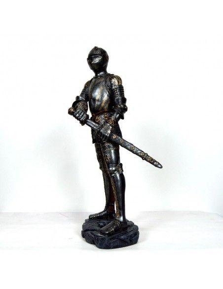 FIGURA DE GUERRERO CON ARMADURA