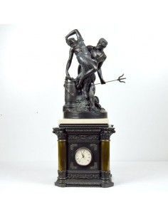 RELOJ DE SOBREMESA CON FIGURA GRIEGA