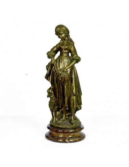 FIGURA DE PASTORA CON CORDERO