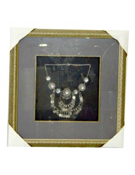 CUADRO CON COLLAR DE PIEDRAS