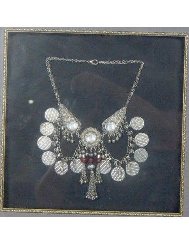 CUADRO CON COLLAR DE PIEDRAS