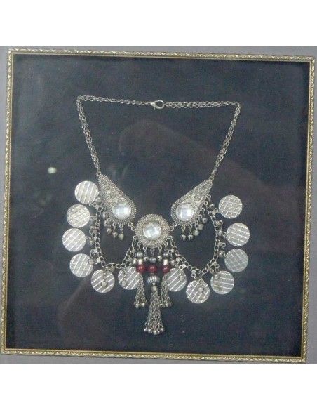 CUADRO CON COLLAR DE PIEDRAS