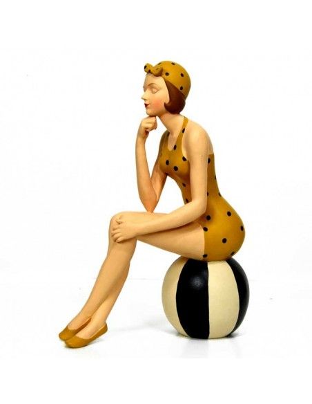 FIGURA DE MUJER CON PELOTA