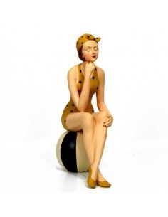 FIGURA DE MUJER CON PELOTA 2