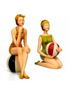 FIGURA DE MUJER CON PELOTA